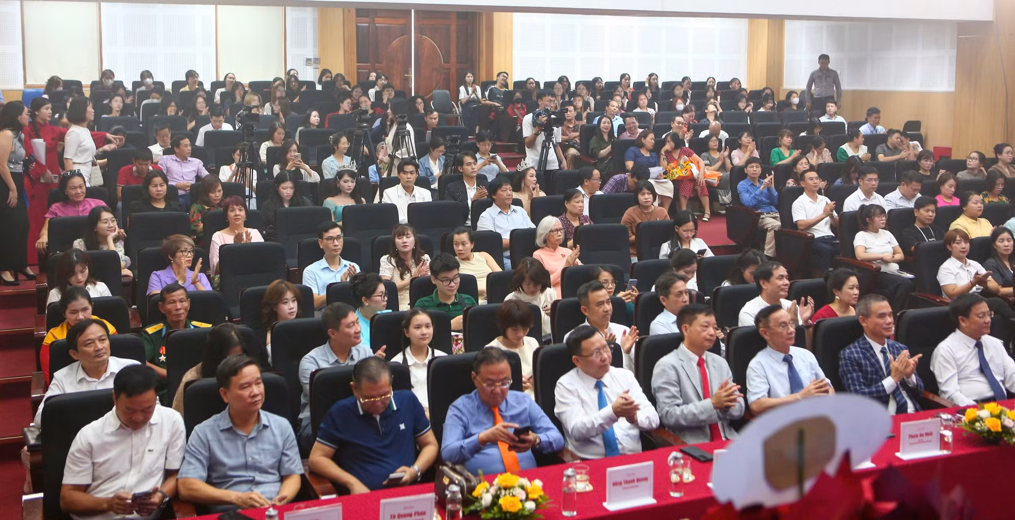 Trao giải cuộc thi viết “Cha và con gái” lần thứ 3. -0
