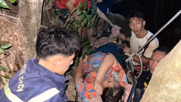 Cảnh sát cứu 3 người khuyết tật bị ngã xuống thác ở Tam Đảo