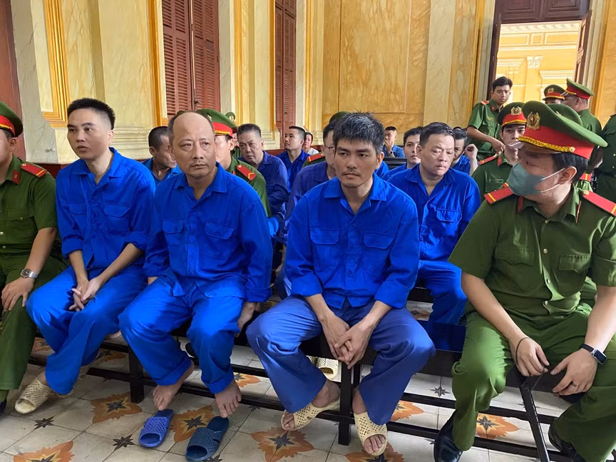 Tuyên án 14 bị cáo buôn lậu 113 kg vàng từ Camphuchia về Việt Nam bằng xuồng máy và xe ba gác -0