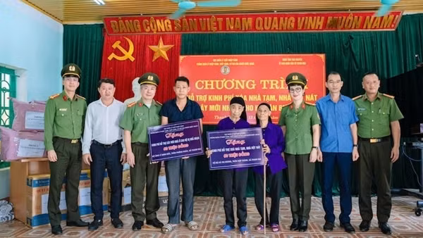Trao kinh phí hỗ trợ xoá nhà dột nát và xây nhà mới cho 2 hộ dân tại Thái Nguyên