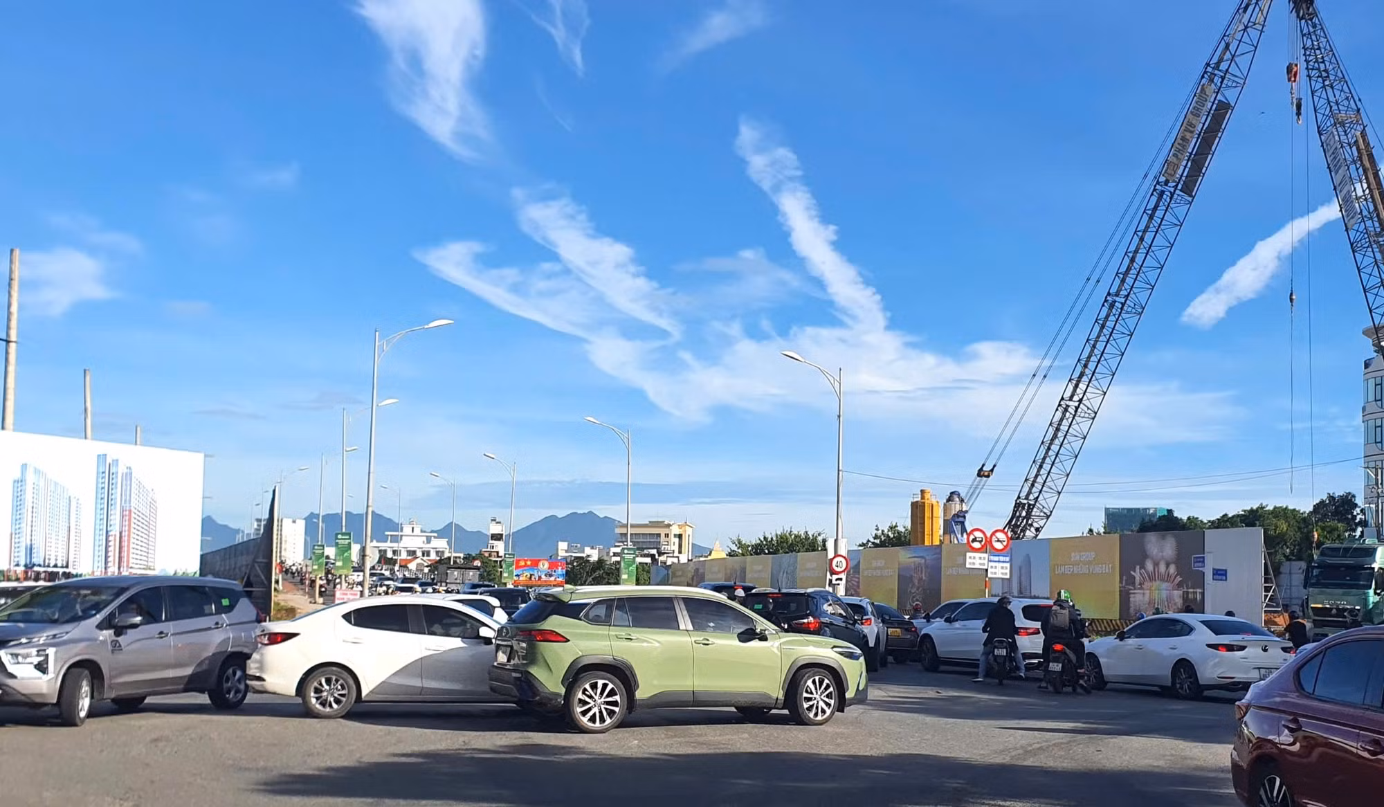 Cao ốc căn hộ xây dựng rầm rộ ngay điểm nghẽn giao thông, Sở Xây dựng “chưa thấy” hồ sơ thiết kế -0