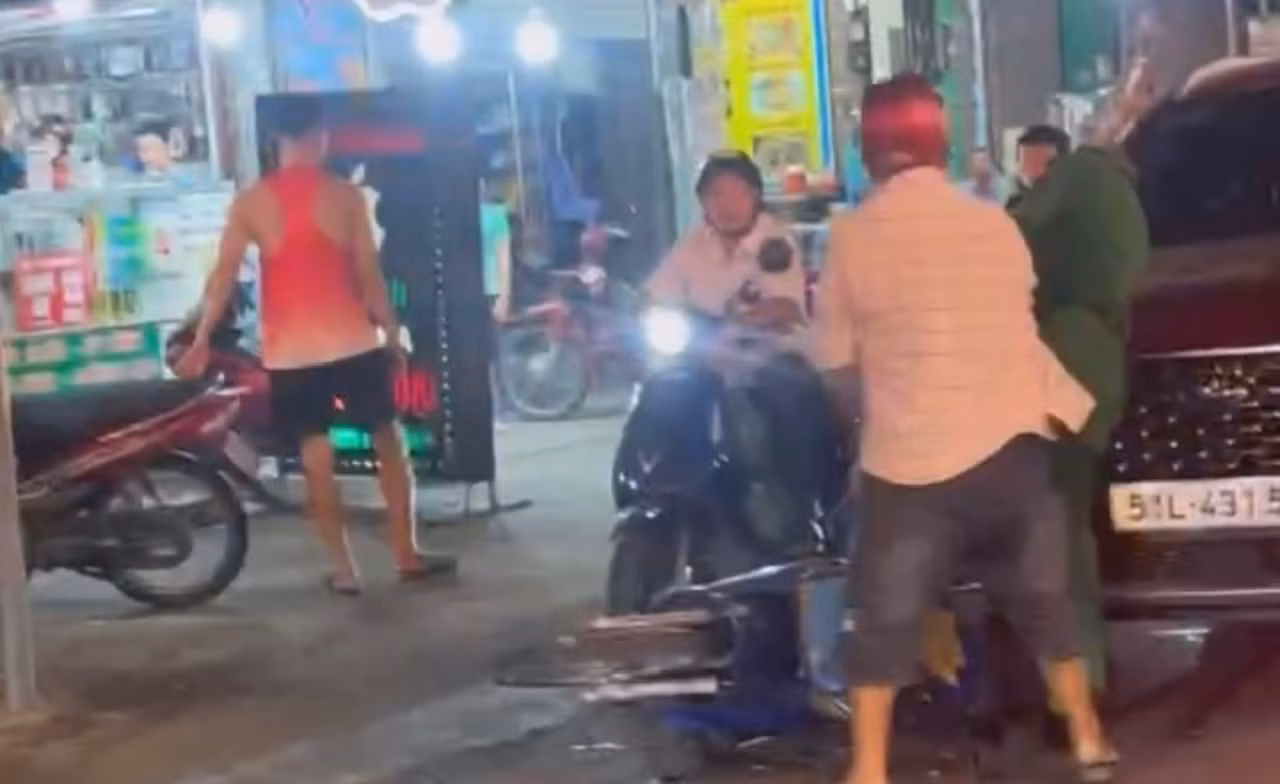 Người đàn ông say xỉn, tấn công thanh niên xung phong gây thương tích -1