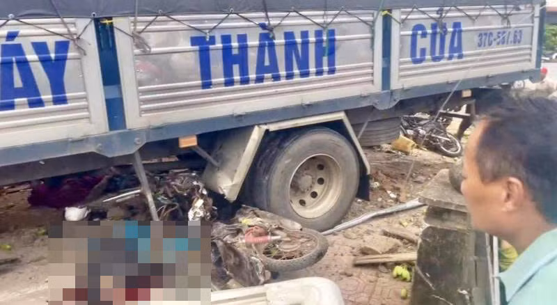 Kinh hoàng vụ xe tải lao vào chợ chuối khiến 6 người thương vong -0