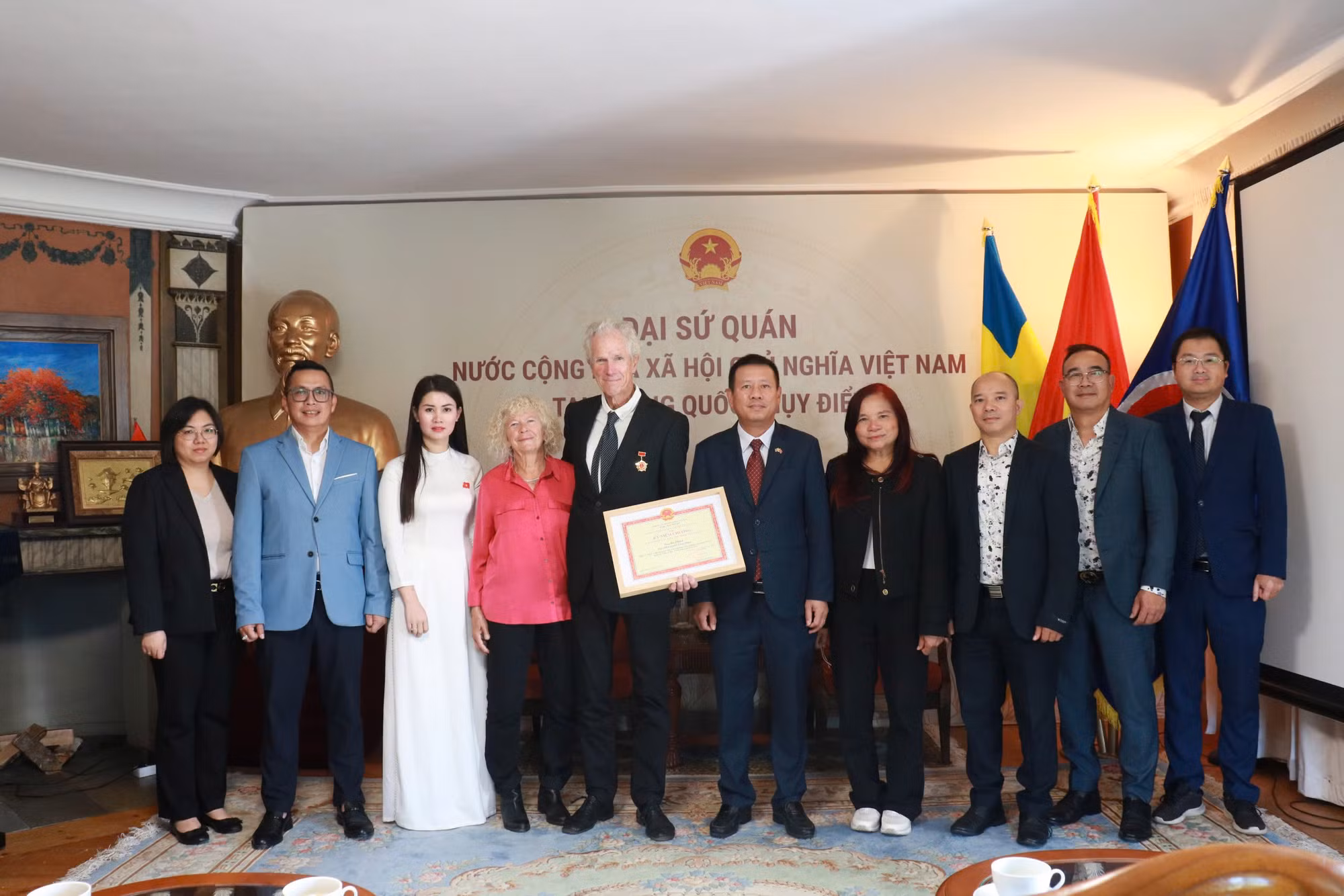Trao tặng đạo diễn Bo Öhlén Kỷ niệm chương 