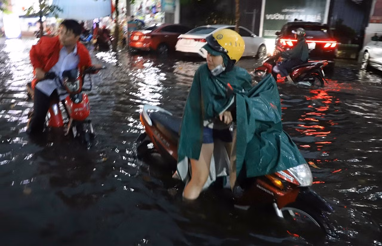 Tôn bay, cây ngã, đường ngập nước trong cơn mưa dông kèm sấm sét ở TP Hồ Chí Minh -3