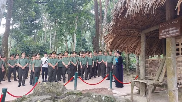 Tiếp tục đẩy mạnh việc học tập và làm theo tư tưởng, đạo đức, phong cách Hồ Chí Minh