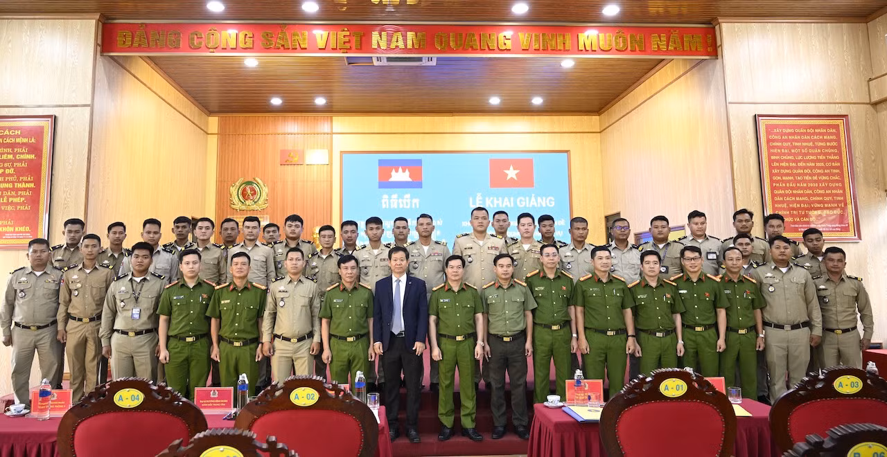 Khai giảng khóa bồi dưỡng ngắn hạn chuyên đề huấn luyện, sử dụng chó nghiệp vụ cho Bộ Nội vụ Vương quốc Campuchia -0