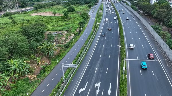 Bắt đầu cấm xe khách trên 29 chỗ và xe tải trên 7,5 tấn đi làn tốc độ cao nhất ở cao tốc
