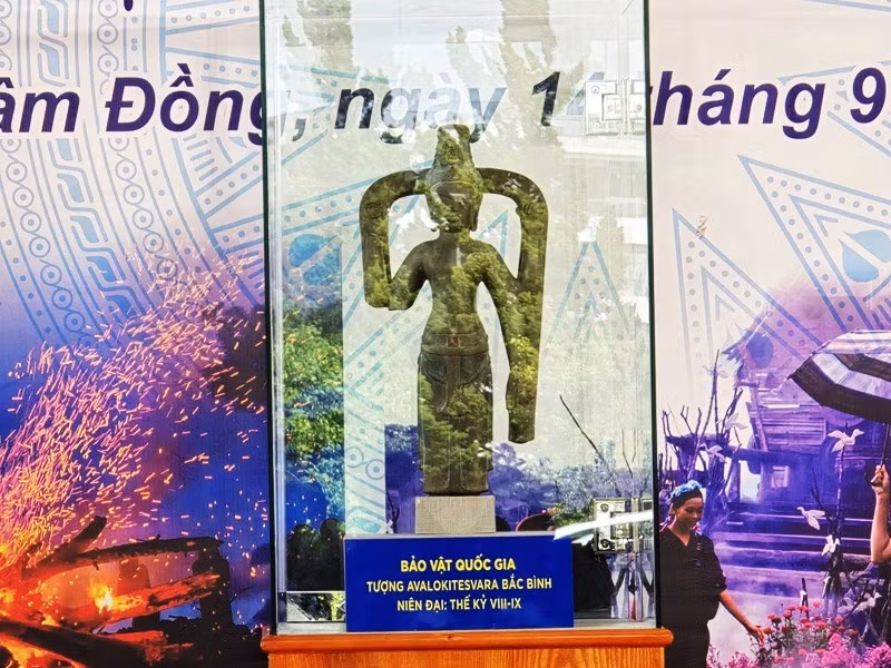Tượng Avalokitesvara Bắc Bình và đàn đá Đắk Sơn là bảo vật quốc gia -0