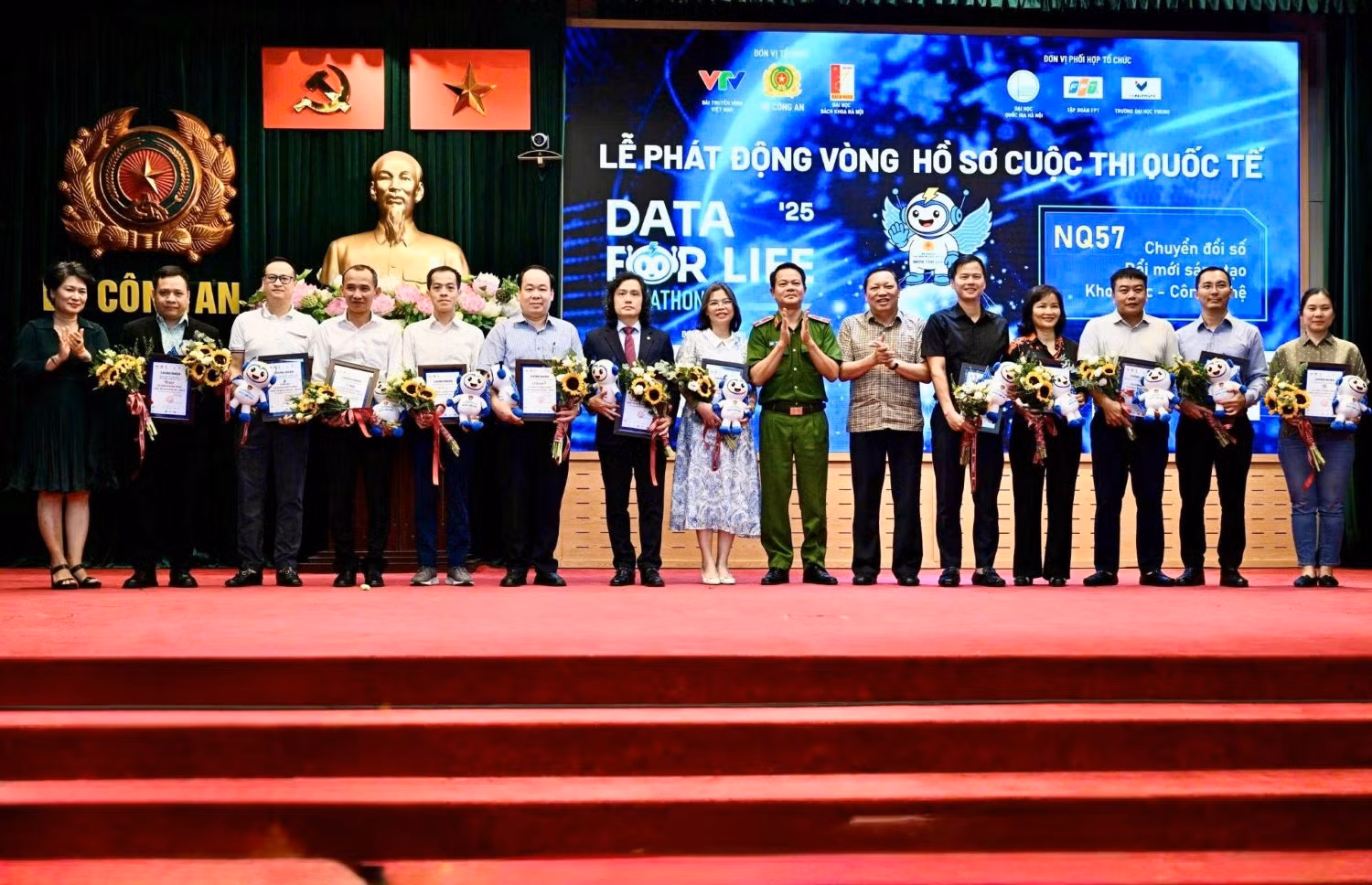 Lễ phát động vòng hồ sơ cuộc thi quốc tế Data for Life 2025 với chủ đề “Hack for Growth 2025” -0