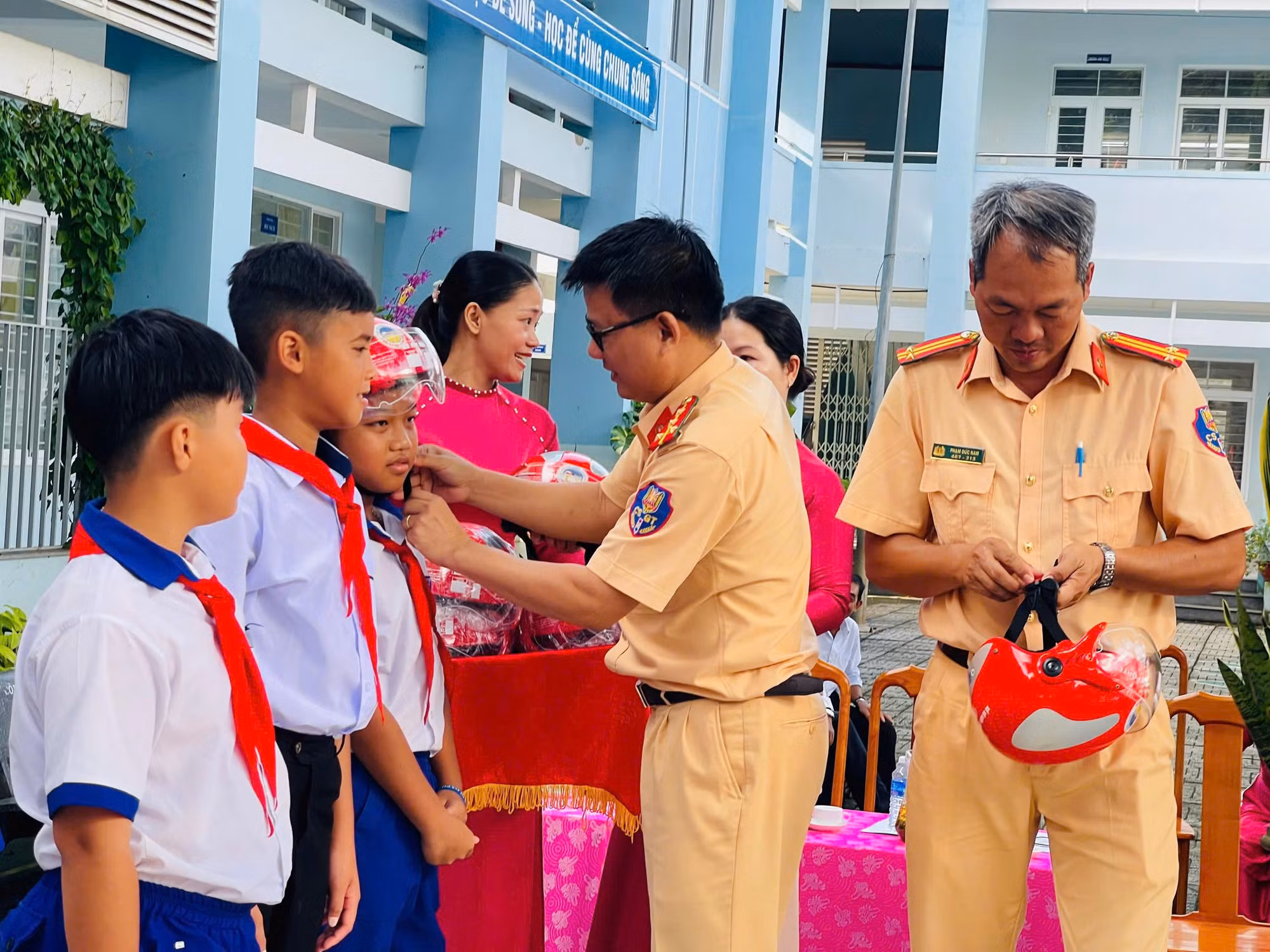 trao tặng mũ bảo hiểm tại trường thcs quang trung, xã nghĩa thành, tp hồ chí minh.jpg -0