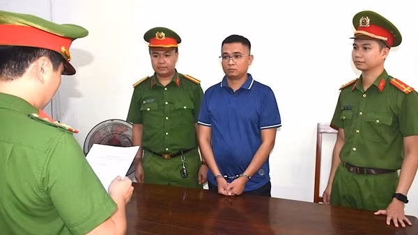 Lừa “vay tiền đáo hạn”, cựu nhân viên ngân hàng bị bắt giam