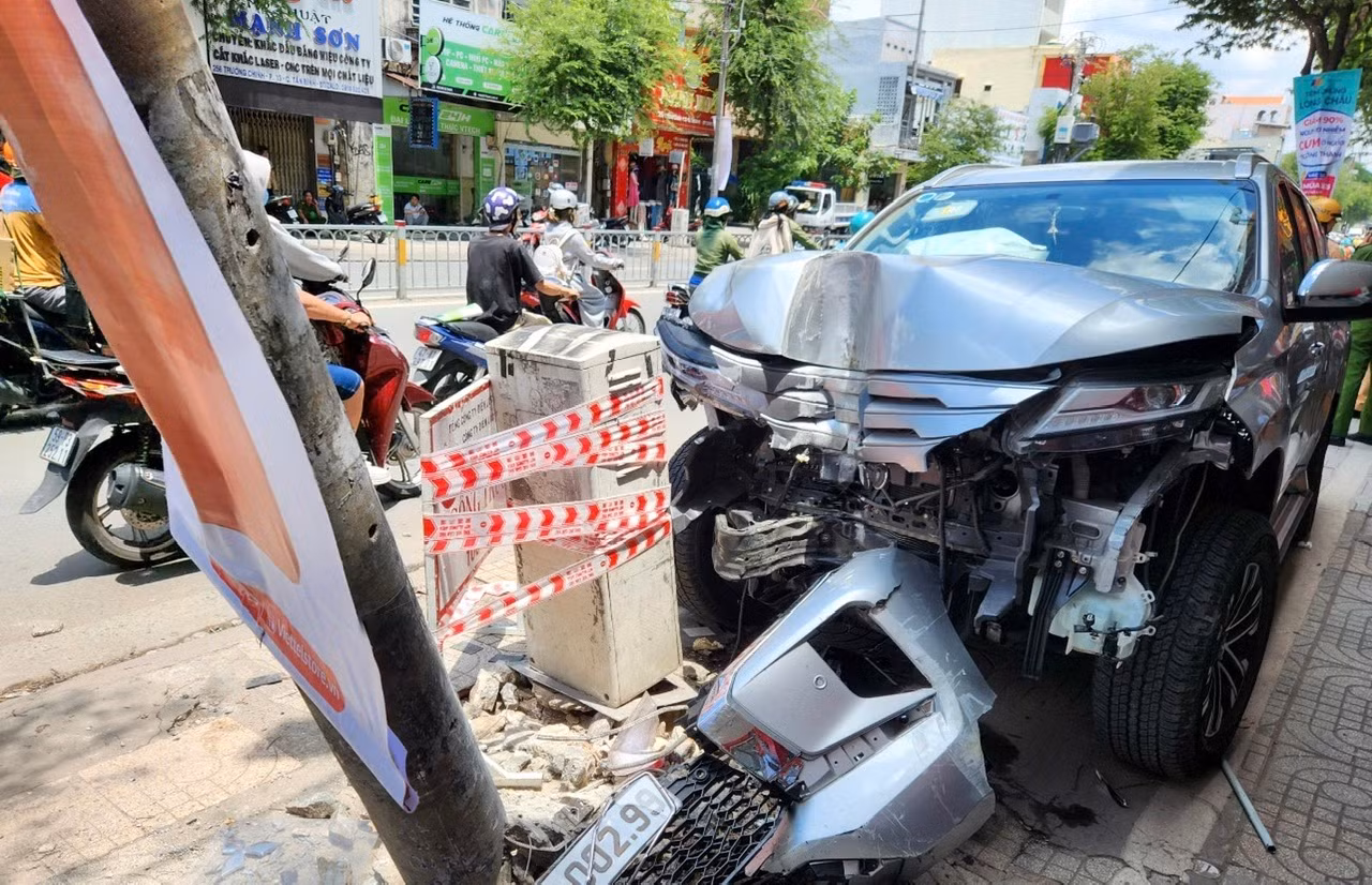 Xe chở tiền ngân hàng gây tai nạn liên hoàn, 3 người nhập viện -0