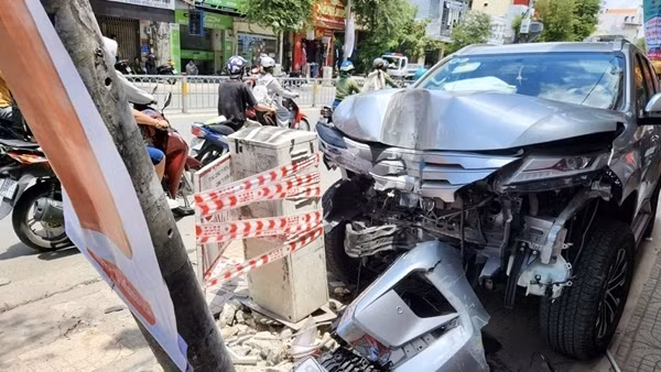 Xe chở tiền ngân hàng gây tai nạn liên hoàn, 3 người nhập viện
