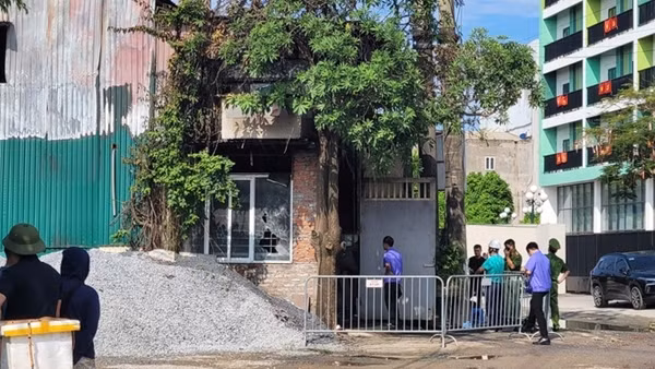 Cháy nhà lúc rạng sáng khiến 4 người trong một gia đình tử vong