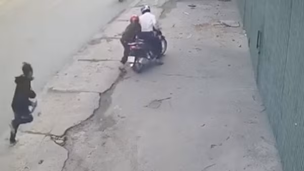 Tạm giữ kẻ dùng dao truy sát "tình địch" giữa phố về hành vi giết người