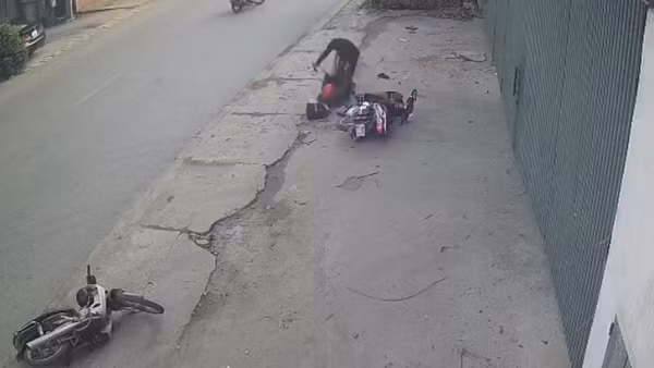 Mâu thuẫn tình cảm, dùng dao truy sát "tình địch"