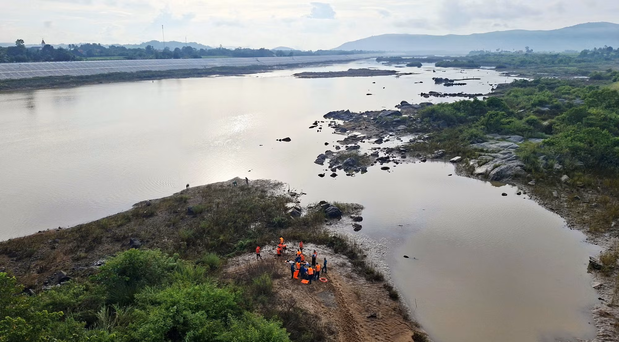 Rủ nhau ra phía hạ lưu một trạm bơm để tắm, hai học sinh tiểu học chết đuối -0