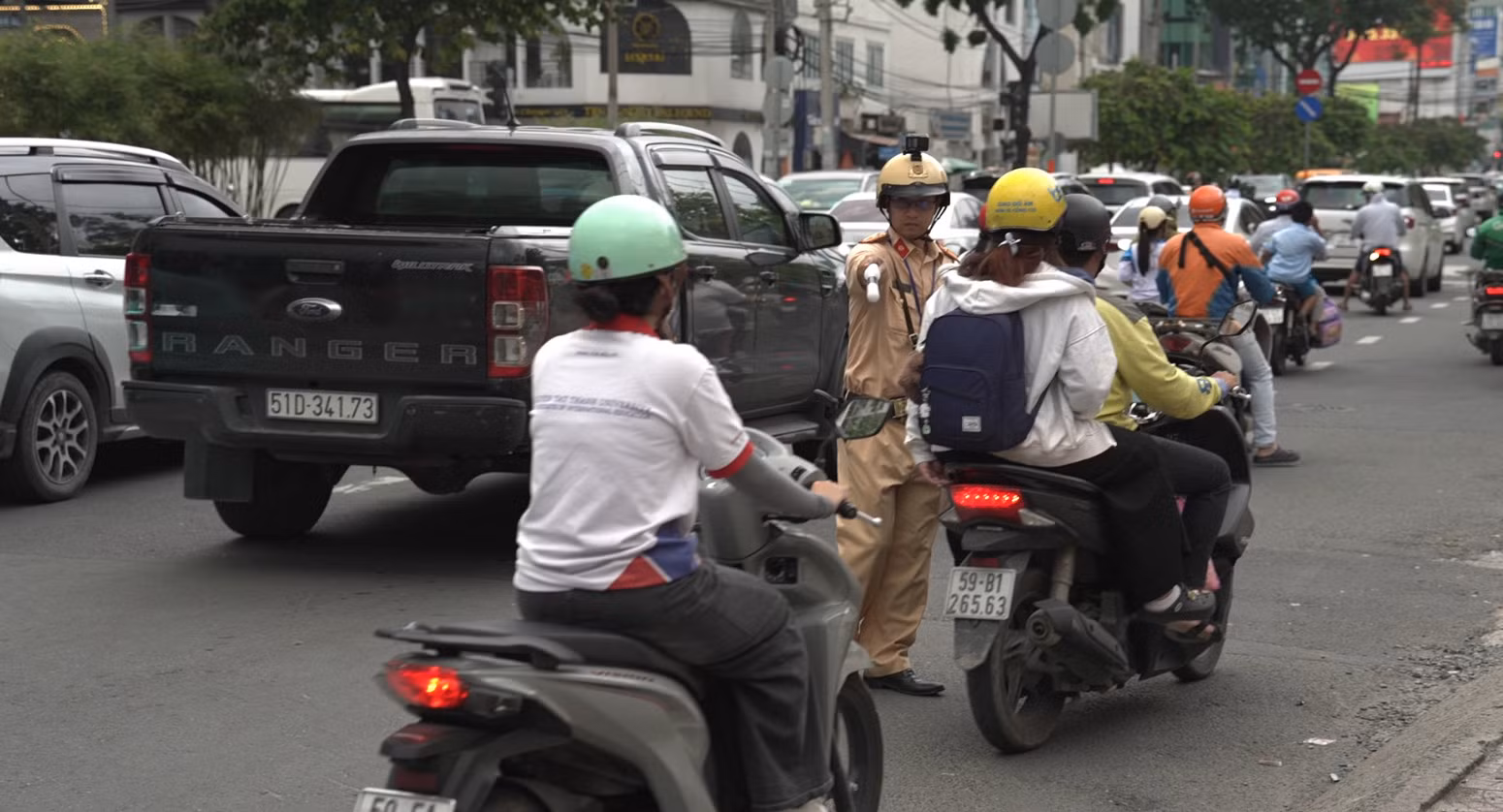 Tái diễn lỗi vi phạm xe máy chạy trên vỉa hè -1