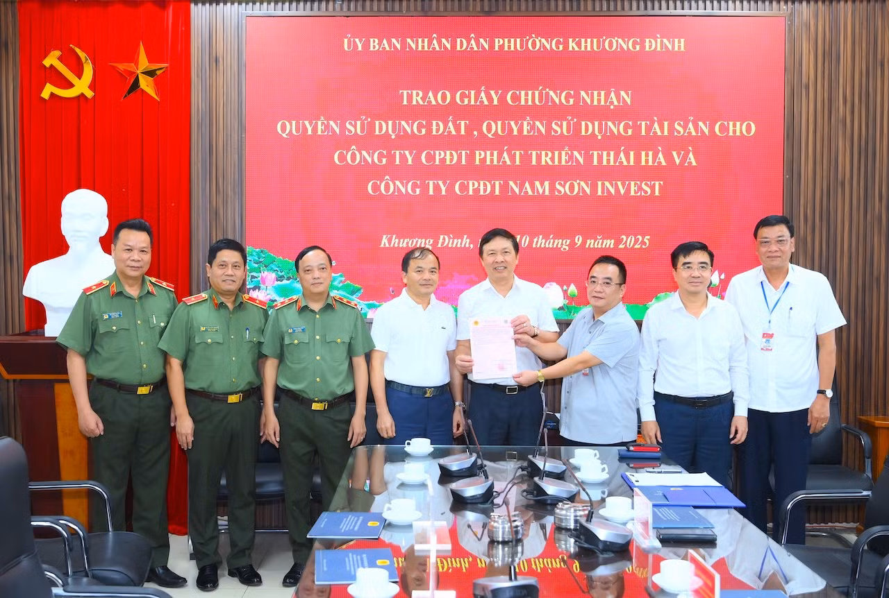Trao Giấy chứng nhận quyền sử dụng đất để thực hiện dự án xây dựng nhà ở cho CBCS tại phường Khương Đình -0