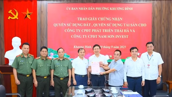 Trao Giấy chứng nhận quyền sử dụng đất để thực hiện dự án xây dựng nhà ở cho CBCS tại phường Khương Đình