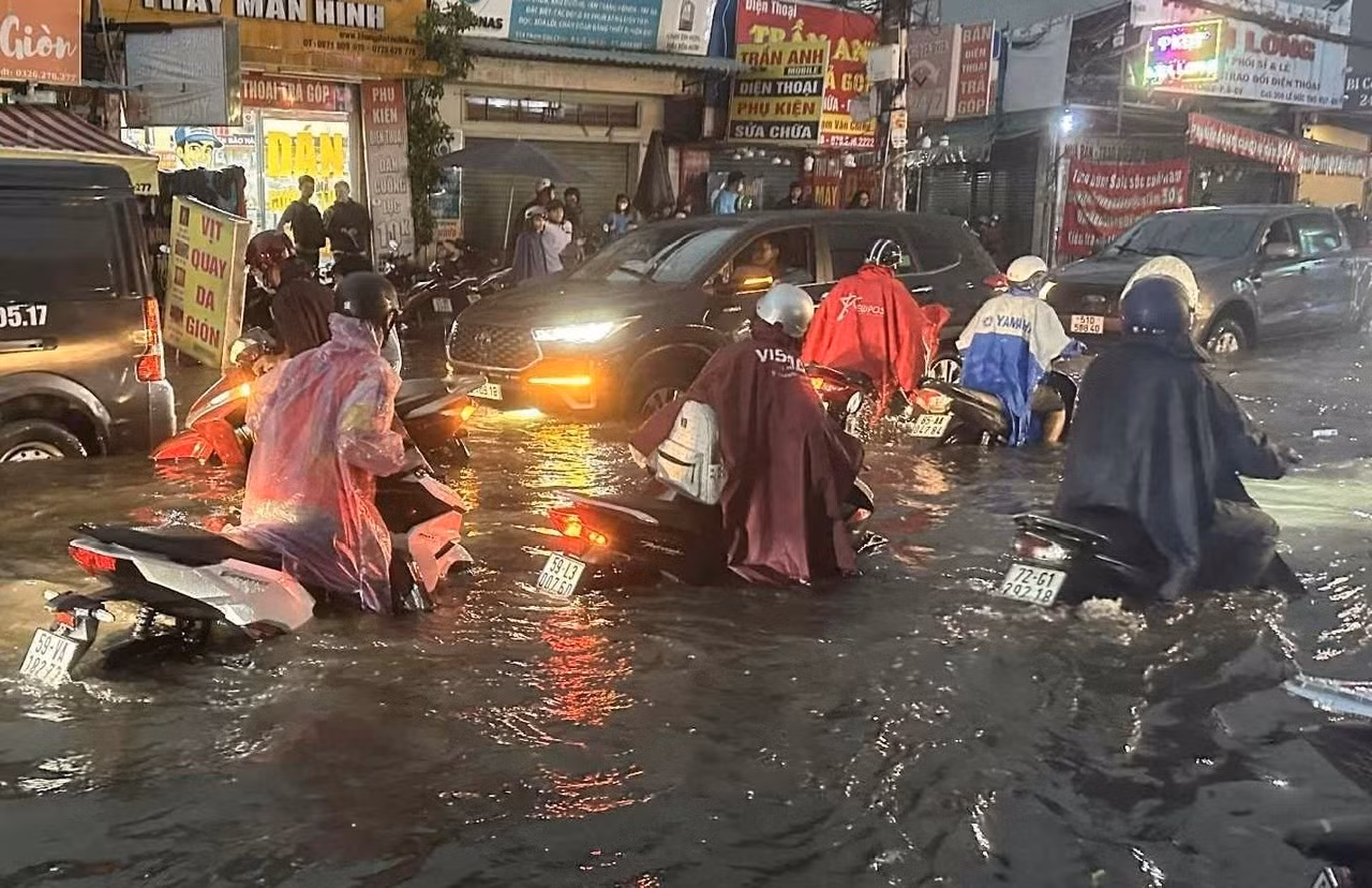 Tôn bay, cây ngã, đường ngập nước trong cơn mưa dông kèm sấm sét ở TP Hồ Chí Minh -2