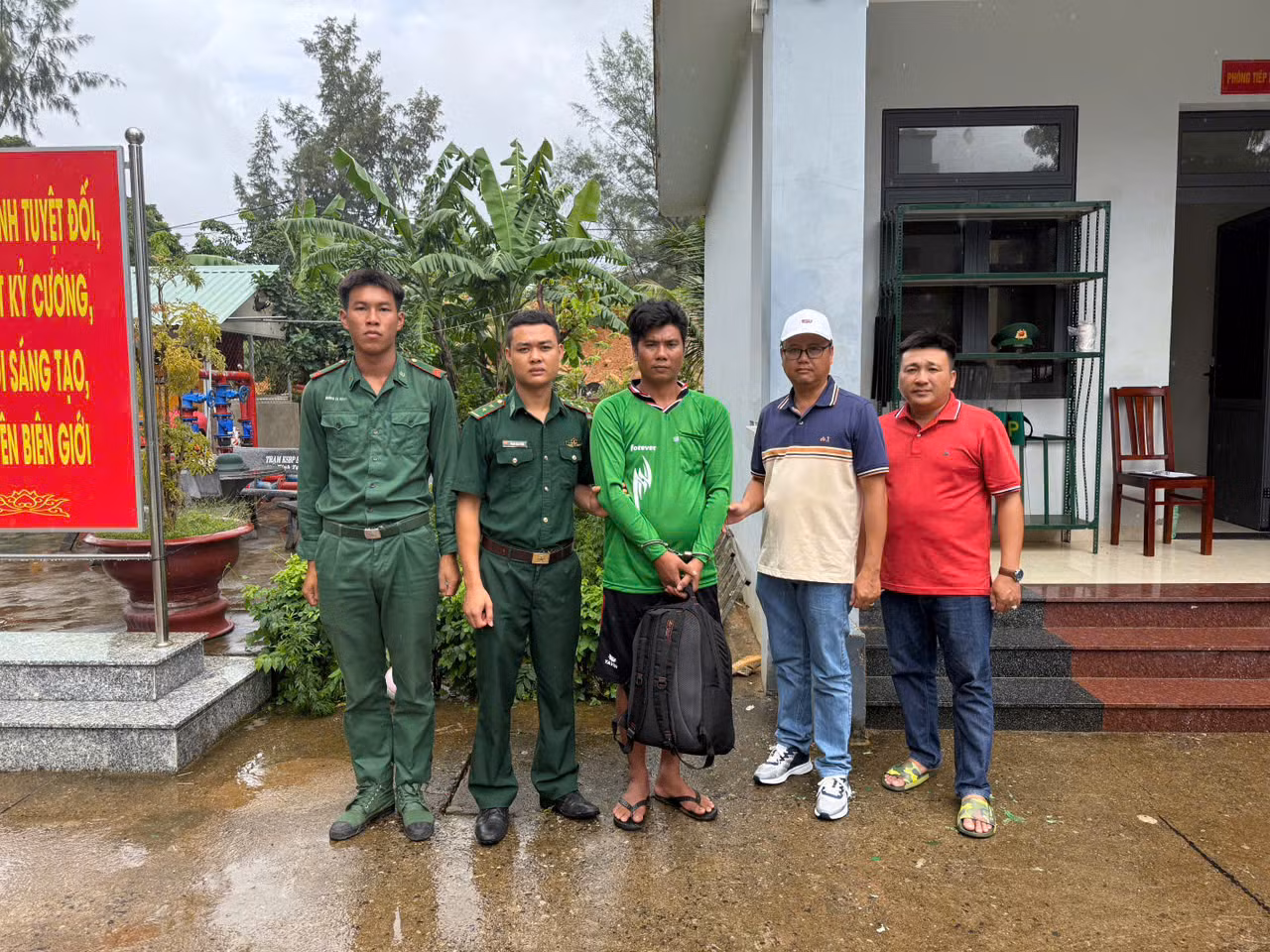 Phát hiện, bắt giữ đối tượng truy nã lẩn trốn trên tàu cá ngoài biển -1