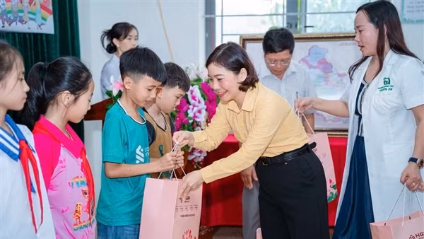 Khám sức khỏe và trao quà cho học sinh nghèo Vĩnh Tường