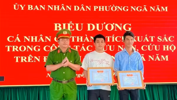 Khen thưởng 2 thanh niên dũng cảm cứu người bị đuối nước