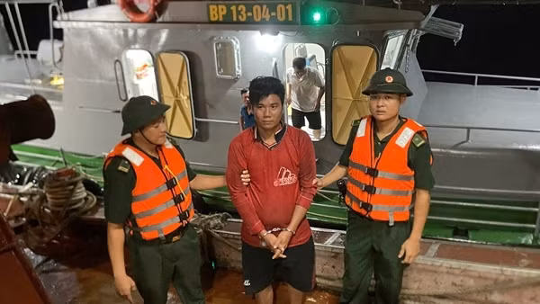 Bắt giữ đối tượng truy nã lẩn trốn trên tàu cá ngoài biển