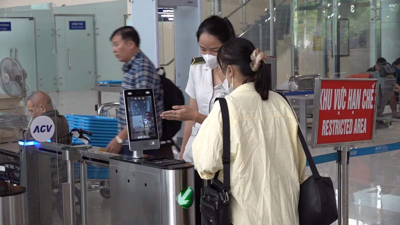 Sinh trắc học VNeID được ứng dụng hiệu quả tại Cảng hàng không Thọ Xuân -0