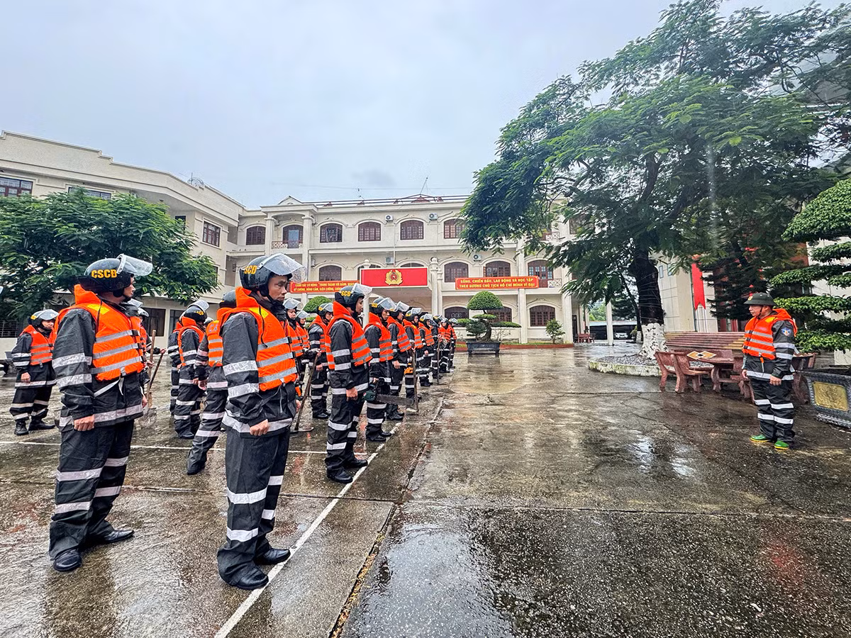 Đại tá Phan Công Côn, Trung đoàn trưởng Trung đoàn CSCĐ Đông Bắc (ngoài cùng bên phải) quán triệt CBCS ra quân làm nhiệm vụ phòng, chống bão.