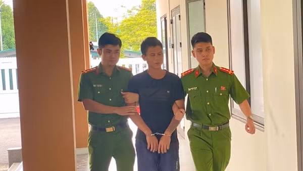 Khống chế đối tượng mang dao xông vào trụ sở Công an xã gây rối