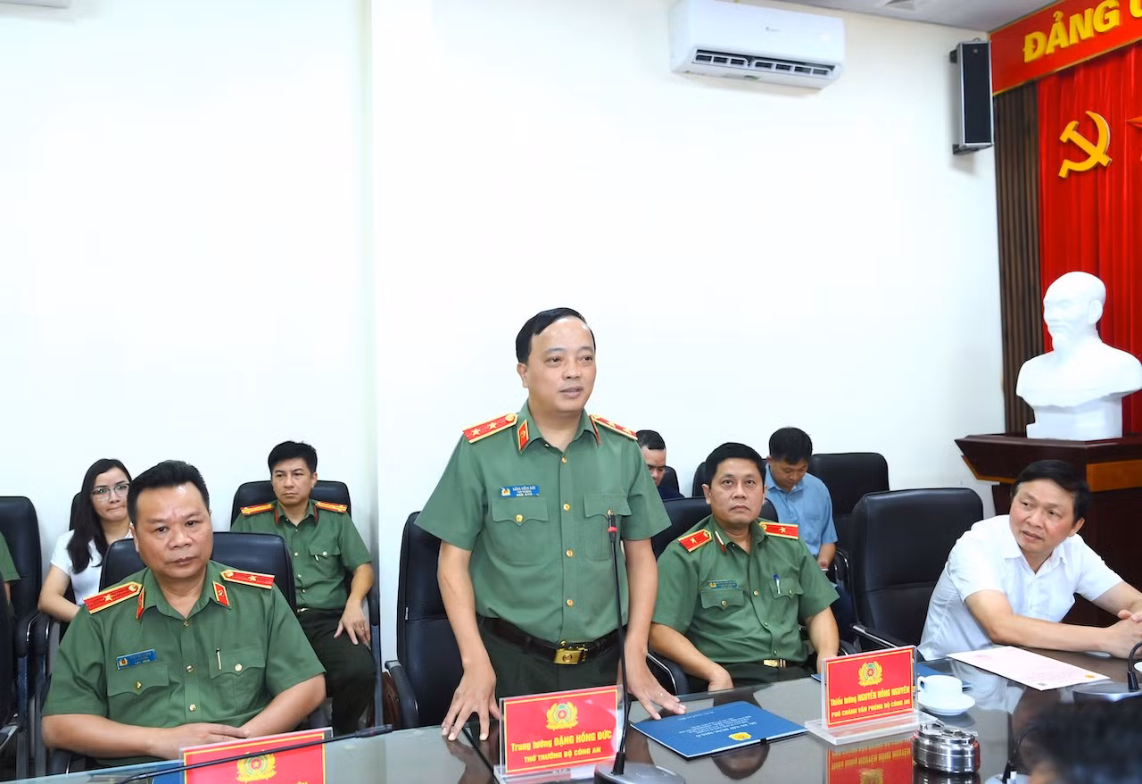 Trao Giấy chứng nhận quyền sử dụng đất để thực hiện dự án xây dựng nhà ở cho CBCS tại phường Khương Đình -1