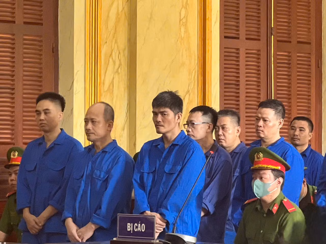 Tuyên án 14 bị cáo buôn lậu 113 kg vàng từ Camphuchia về Việt Nam bằng xuồng máy và xe ba gác -0