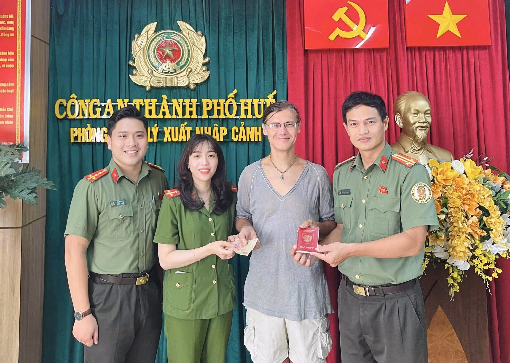 Du khách người Nga vui mừng nhận lại hộ chiếu và tài sản đánh rơi -0