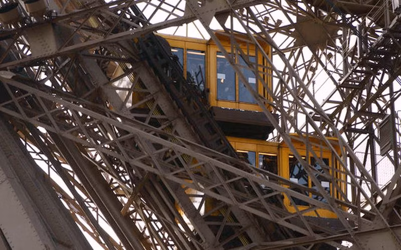 Tại sao cứ hè đến, Tháp Eiffel lại cao lên? -0