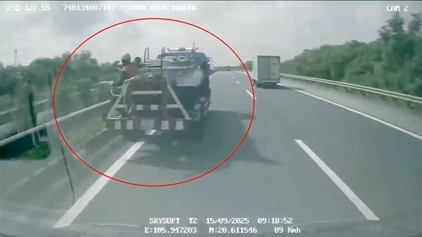 Vụ tai nạn liên hoàn trên cao tốc: Xem xét việc cảnh báo của xe bồn tưới cây