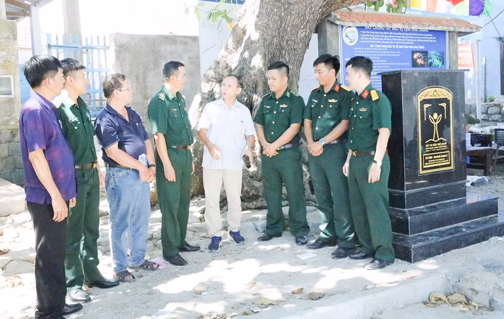 ð%3fi tá, nhà van ph%3fm thanh khuong (th%3f 4 t%3f ph%3fi sang) trao d%3fi v%3fi cán b%3f, chi%3fn si ð%3fn biên phòng bích ð%3fm bên cây bàng trên 150 tu%3fi.jpg -1