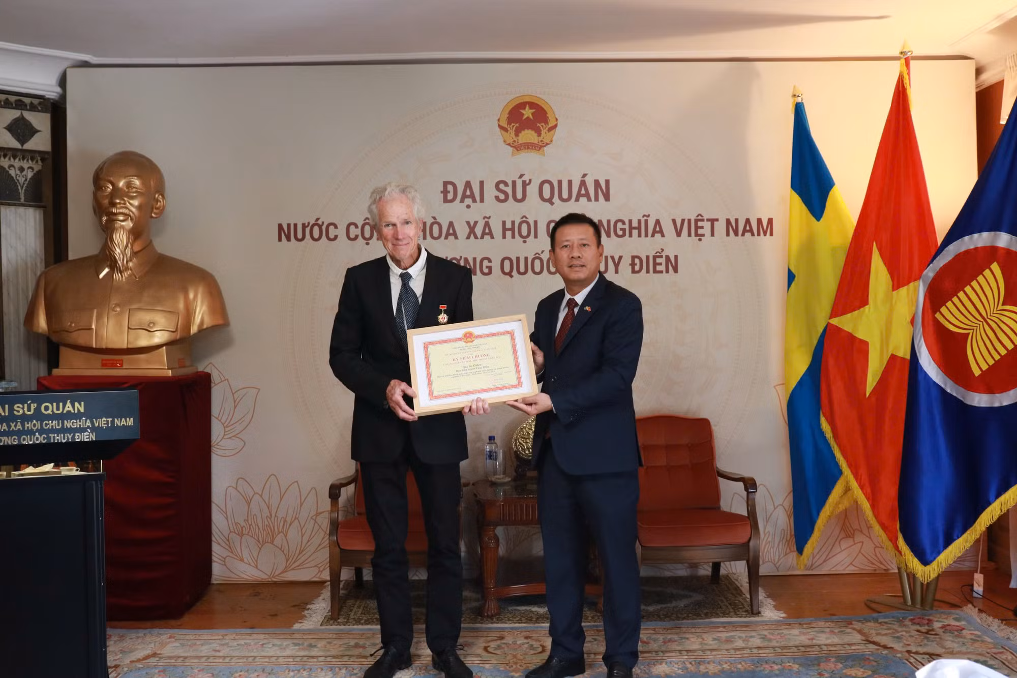 Trao tặng đạo diễn Bo Öhlén Kỷ niệm chương 