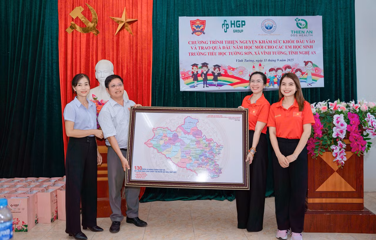 Khám sức khỏe và trao quà cho học sinh nghèo Vĩnh Tường -0