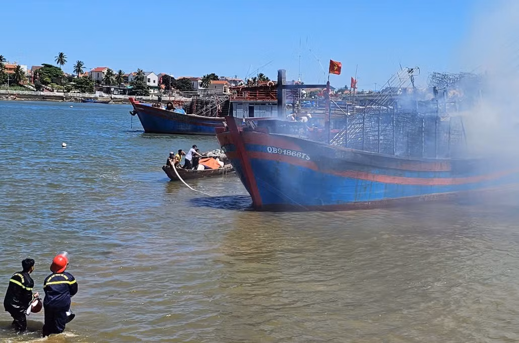 Ngọn lửa dữ dội bao trùm tàu cá trên sông Nhật Lệ -0