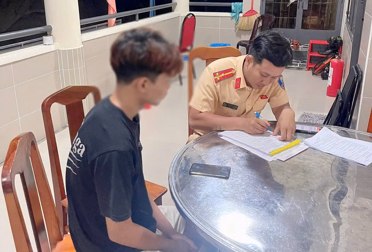 CSGT xử lý nam thanh niên điều khiển xe máy bốc đầu biểu diễn trên đường -0