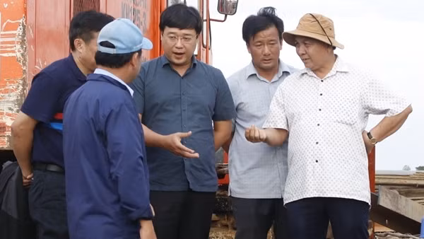 Bé trai rơi trong ống trụ bê tông: Tiên lượng khả năng sống sót thấp