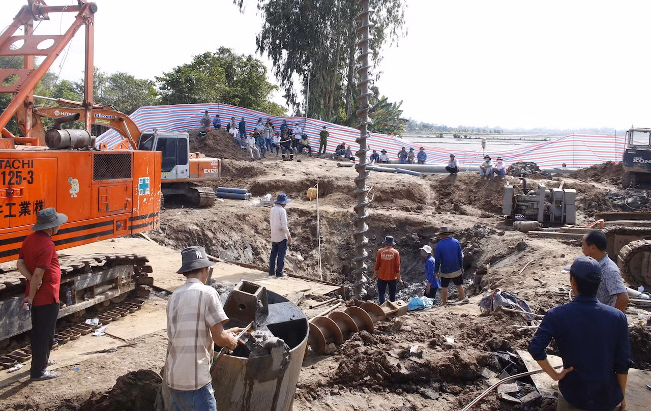 Chi viện cho Đồng Tháp giải cứu bé trai bị lọt vào trụ bê tông -0