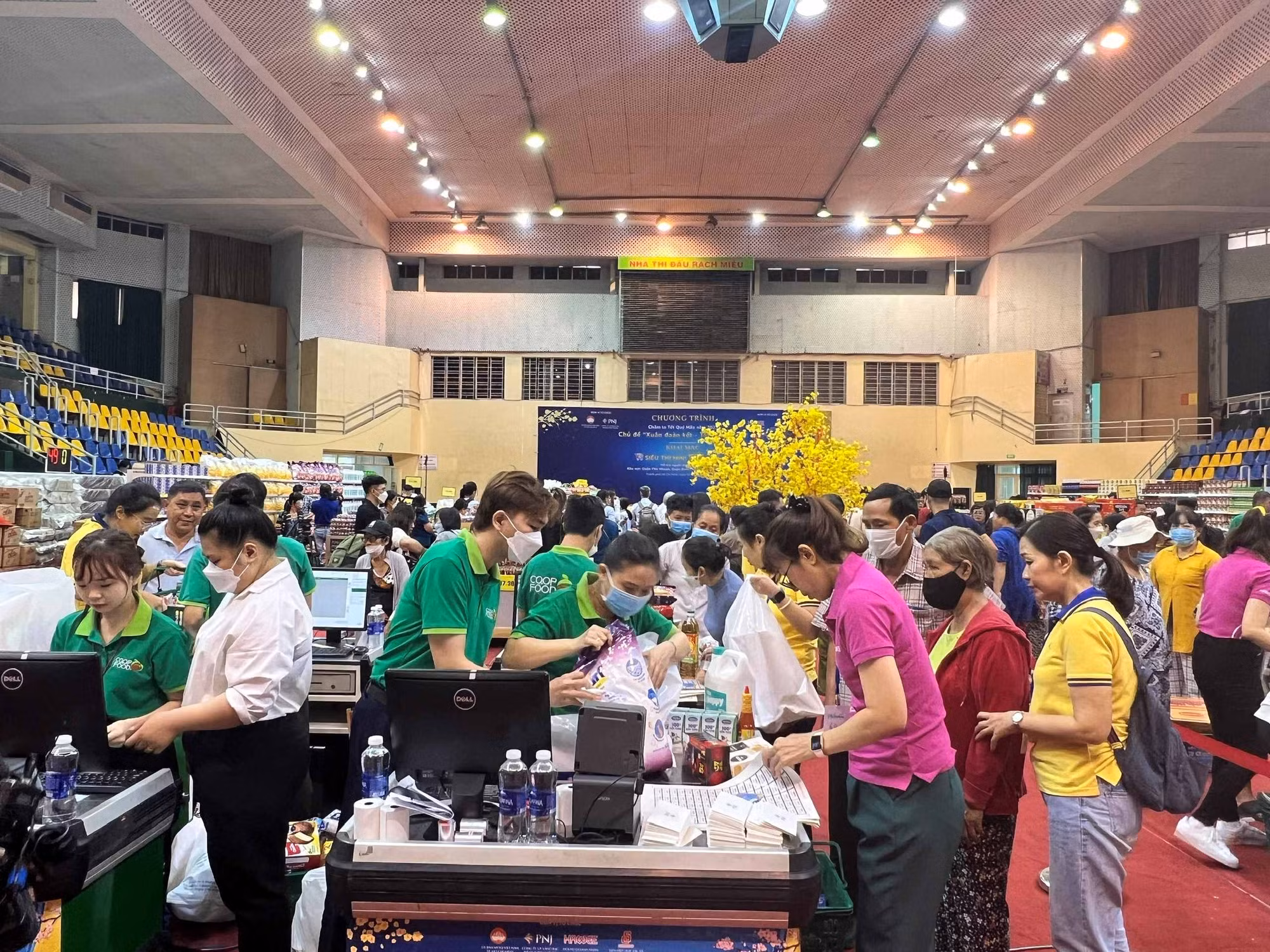 Nhiều chương trình khuyến mại, giảm giá các mặt hàng Tết -0