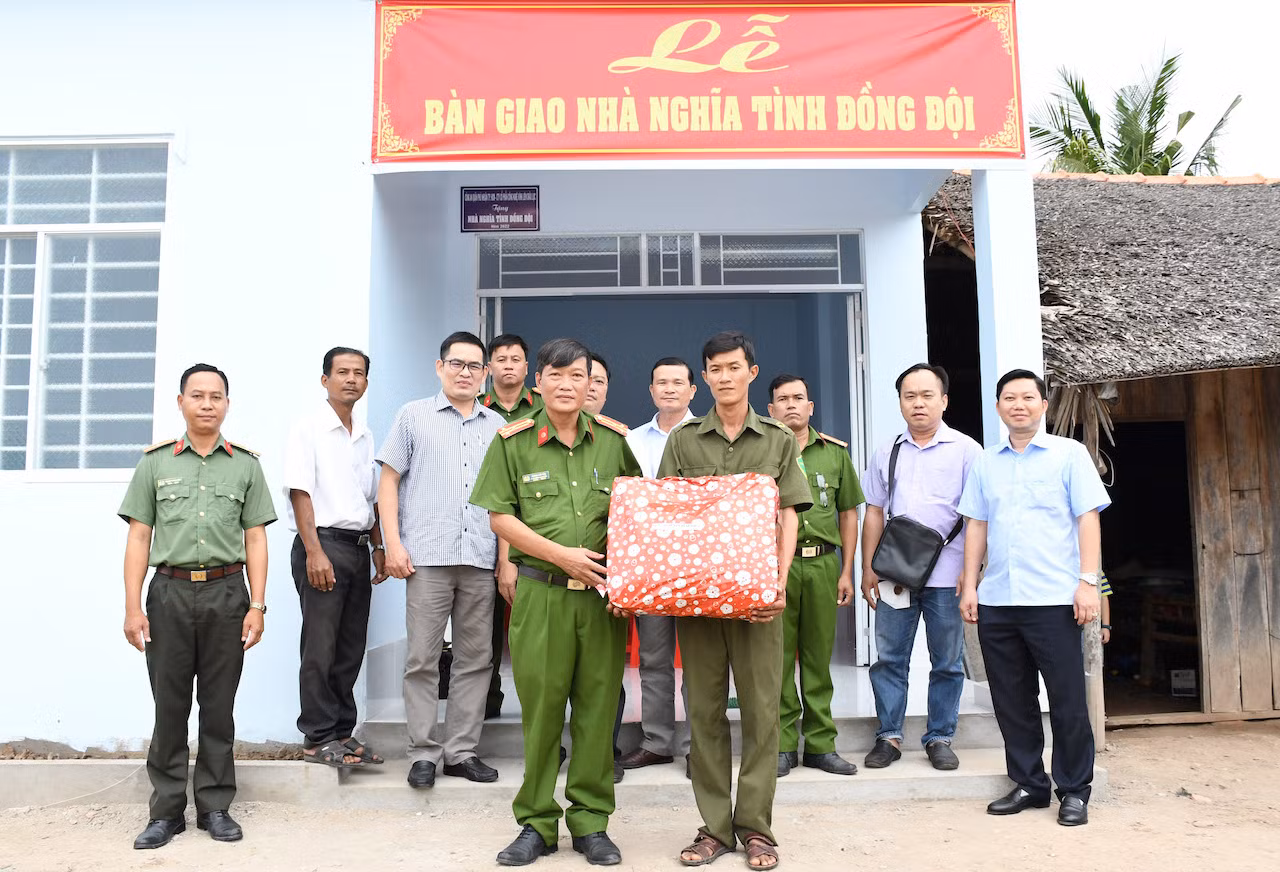 Công an tỉnh Trà Vinh tặng nhà Nghĩa tình đồng đội đầu năm mới 2023 -0