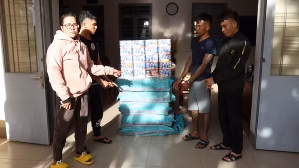 Ôm hàng tạ pháo hoa về TP Hồ Chí Minh bán kiếm lời