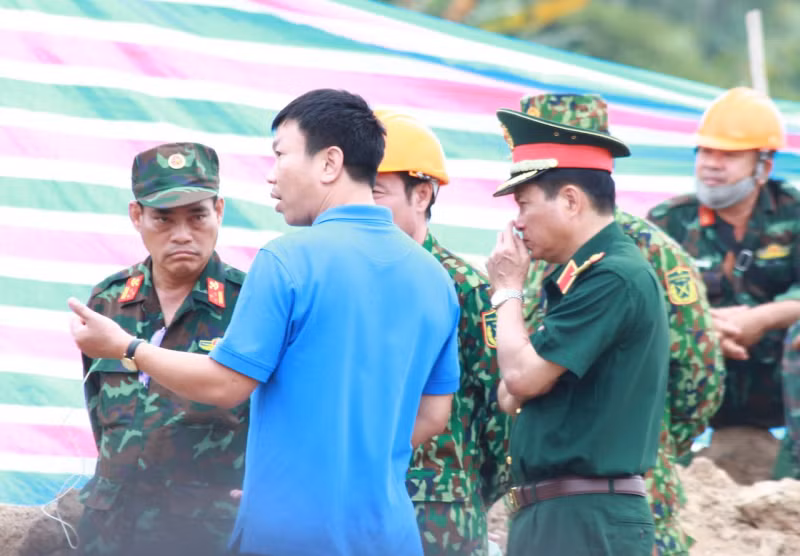 Bé trai mắc kẹt trong lòng cọc bê tông được xác định đã tử vong -0