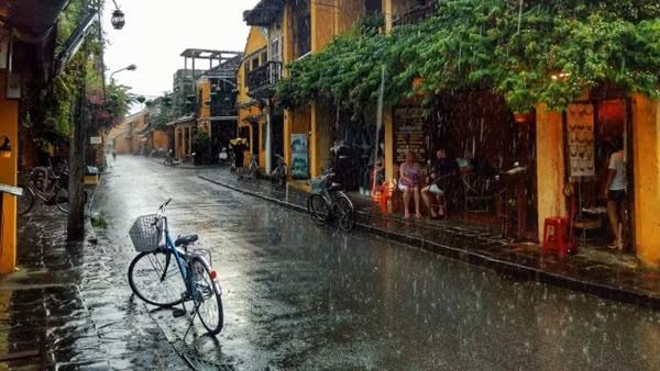 Mưa giông khắp Trung và Nam Bộ, nhiều nơi mưa to